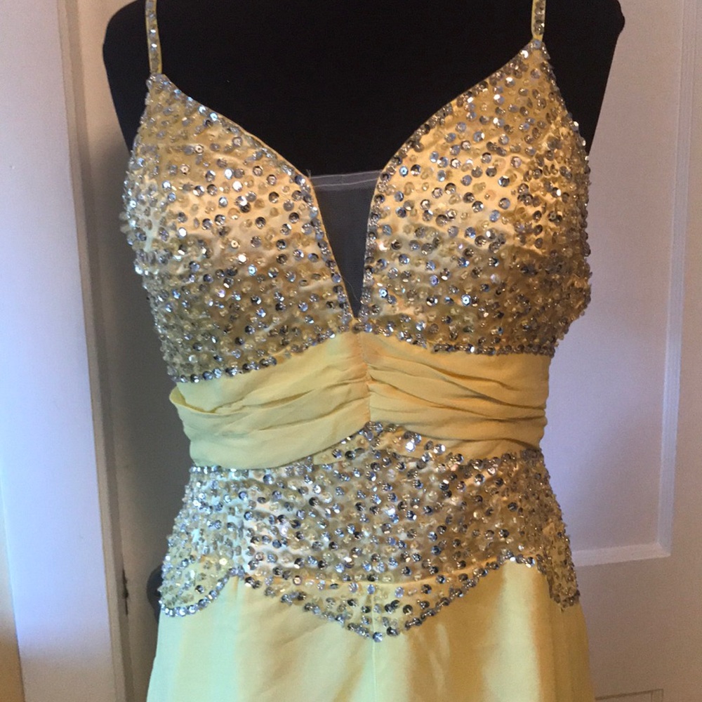 Tag less dress. Yellow and sequins
